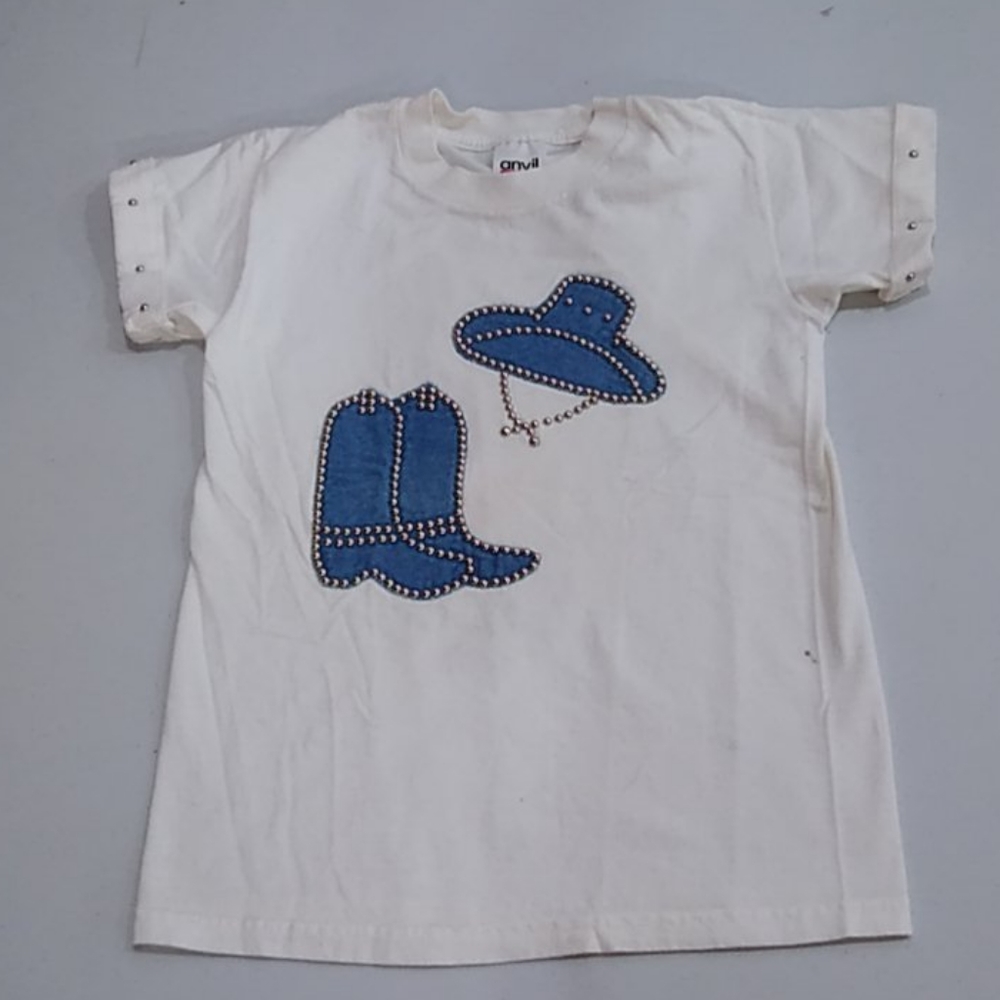 White t shirt with boots and hat